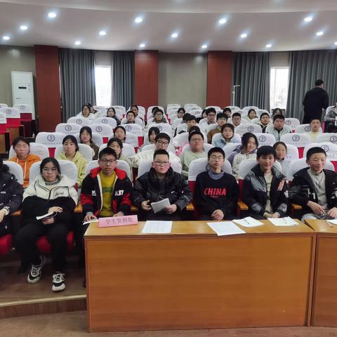 窦庄中学举行“家校共育”初中生心理健康线下家长会。