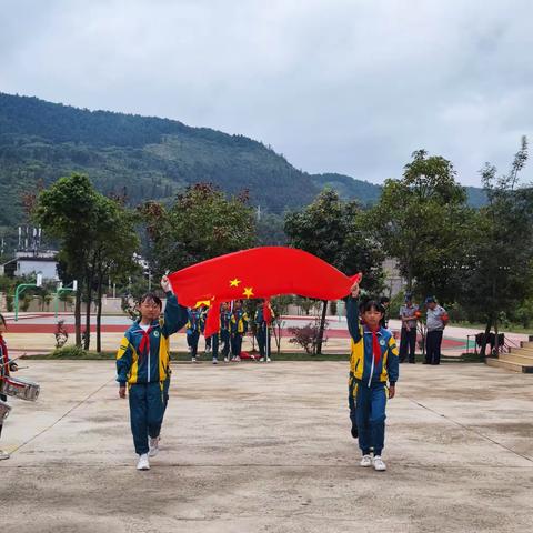 怀感恩之心，唱祖国颂歌——黄泥小学开展庆建国74周年爱国主义教育活动