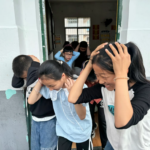 人人讲安全，个个会应急———-五府山小学“防灾减灾日”开展应急疏散演练活动