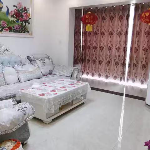 出租：凯旋城，中间楼层，电梯套二，家具，家电，空调三台900/月