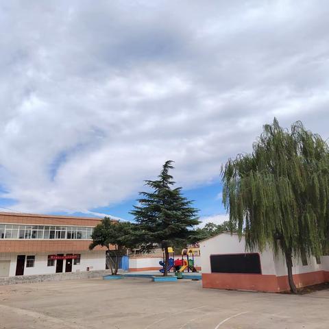 快乐暑假 与书为友 ——洪阳镇刘村小学举行2023年暑假第一次送书送安全活动