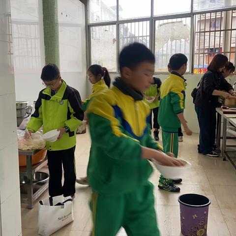 今天我们学会了一项新技能：做饭。 来凤县第二实验小学516班