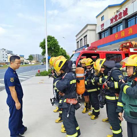 深汕大队赖克光教导员深入鹅埠小型消防站开展中秋节前慰问及指导检查工作