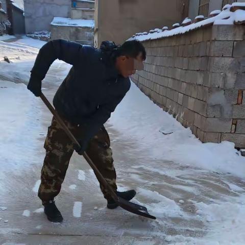 牛泉司法所：社区矫正对象义务清雪情暖冬日