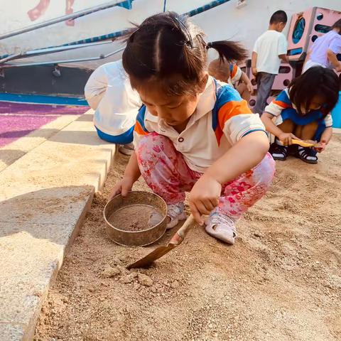 鱼邱湖街道中心幼儿园东兴分园小二班户外沙池区游戏观察记录