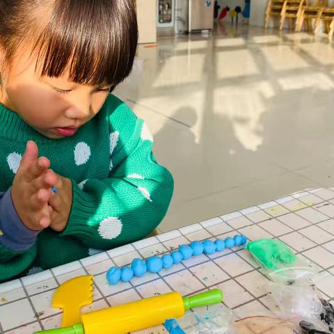 鱼邱湖街道中心幼儿园东兴分园中二班美工区游戏观察记录