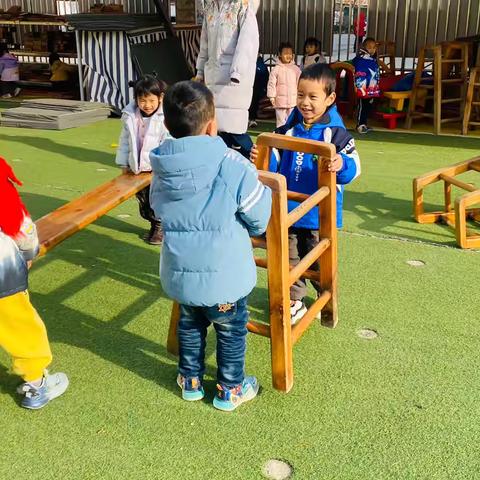 鱼邱湖街道中心幼儿园东兴分园中二班户外综合区游戏观察记录