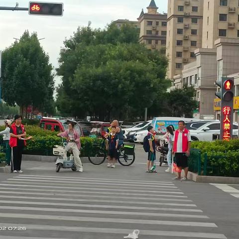 暖心守护，“义”路同行——阳谷县第一小学家长志愿者义务为孩子安全护航