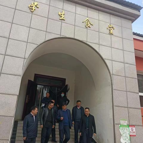 安塞区政府副区长李建虎对安塞区砖窑湾镇初级中学开展食品安全“两个责任”工作督导检查