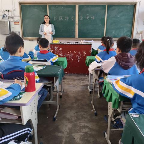 预防踩踏  共筑平安——黉学门小学开展防踩踏安全演练活动