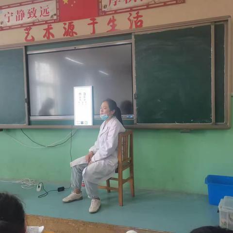 【关爱学生  幸福成长】新华小学邀请县医院医护人员给学生进行健康体检