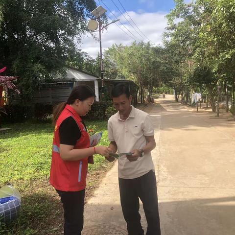 江边乡网格员入户开展扫黑除恶宣传