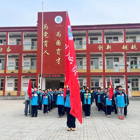 清明寄哀思  献花祭英烈——贾光乡贾光小学清明节扫墓活动