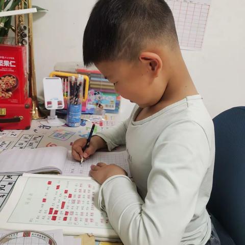 做孝心少年 —来集中心小学孝心少年