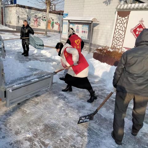 初雪践初心 扫雪暖意浓——东安各庄镇巾帼志愿者除雪行动