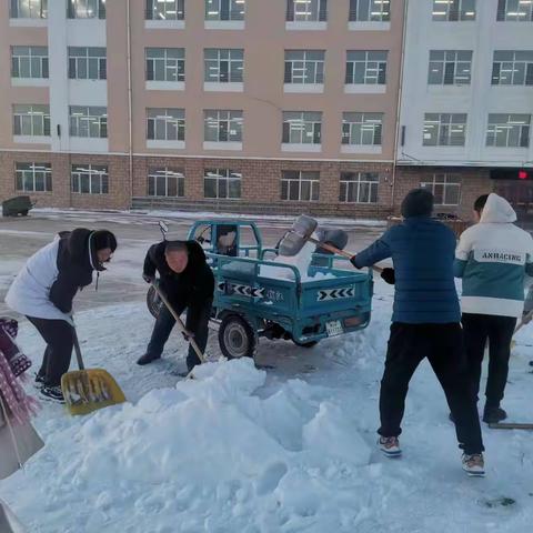 大雪无情，家长有爱！ ——五家中心学校劳动记事