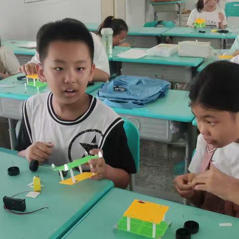 五洲观澜小学五年级科学实验社团【双层动力小车】