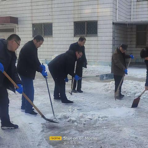 冬日暖人心，扫雪我先行