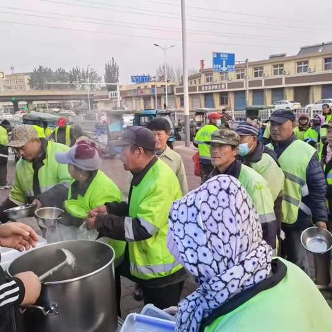 “双争”进行时|河东街道工人南里第一社区“粥”到暖人心 每天舍粥100碗