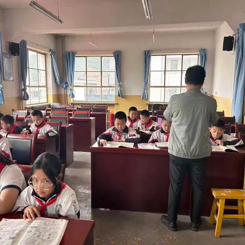 华亭市安口学校四年级暑假作业展评活动纪实