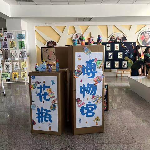 以美育人，快乐成长——二年级一班参观学校美术展。