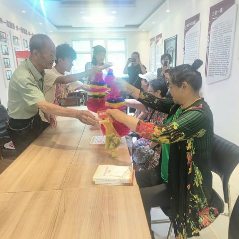 赵园社区开展“浓情端午，温暖相伴”慰问活动