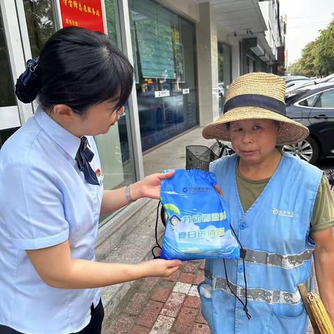 油田支行劳动者港湾送清凉，为户外劳动者筑起“温情港湾”