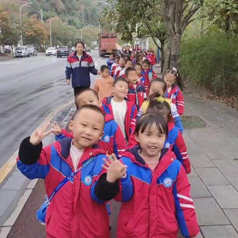 “走进消防，走近消防”——第五幼儿园大一班参观消防队实践活动