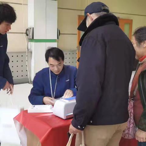 “贴膜更贴心”-西工大社区开展为居民免费贴膜活动