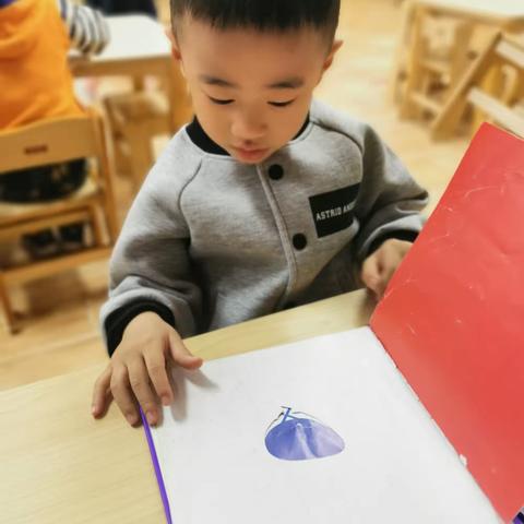 “叶之美，秋之歌”——光合森林幼儿园中一 班十月总结