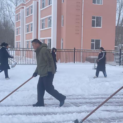 瑞雪纷飞铺锦绣，扫雪除冰启新程——满族屯学校除雪记