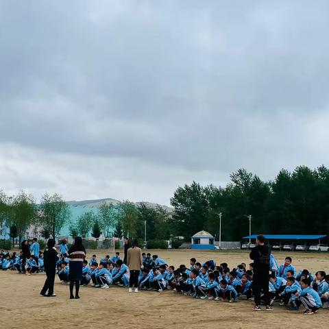 应急疏散演练，确保生命安全——满族屯学校应急疏散演练