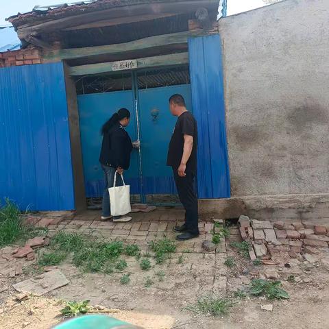 《杨董村网格员田秀清》积极开展雨季危旧房安全巡查。