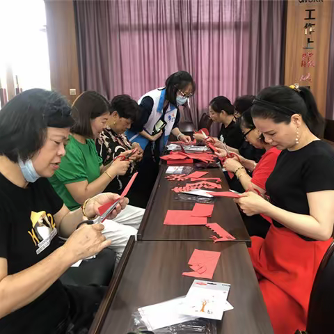 【文化进万家】草庙王村开展非遗文化剪纸活动， 用创意剪纸描绘传统情怀