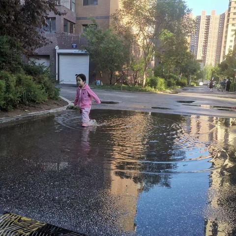 今天是来易篇的第一天，记录下美好的时光！今天下雨了，二姑娘一听带她玩水坑，把她可开心透了！