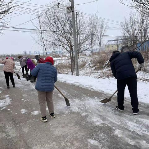 清理道路上积雪