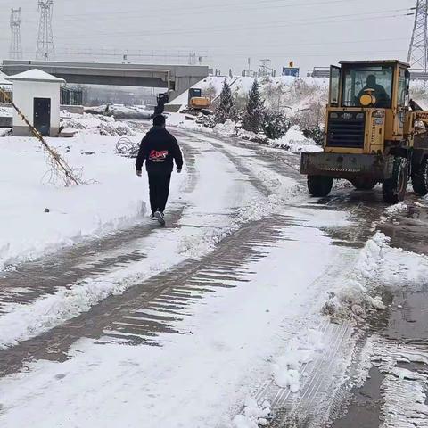 温馨提示：雪天路滑，减速慢行，注意行车安全。