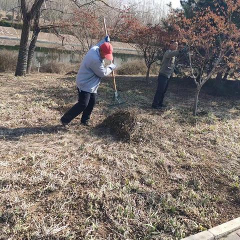 滨河路景观管理中心植树节 开展义务植树活动