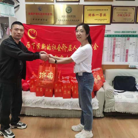 历下区新联会趵突泉分会会员单位为医护人员送清凉
