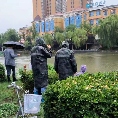 【二曲街道城东社区】做好雨季防汛排查  筑牢防汛“安全网”