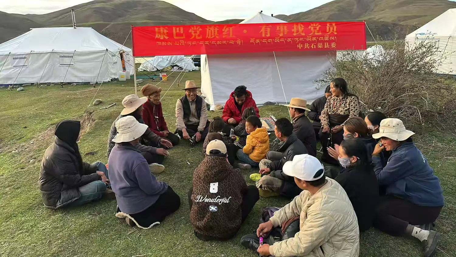 简篇-践行“康巴党旗红·有事找党员” 人大一线听民意解民忧