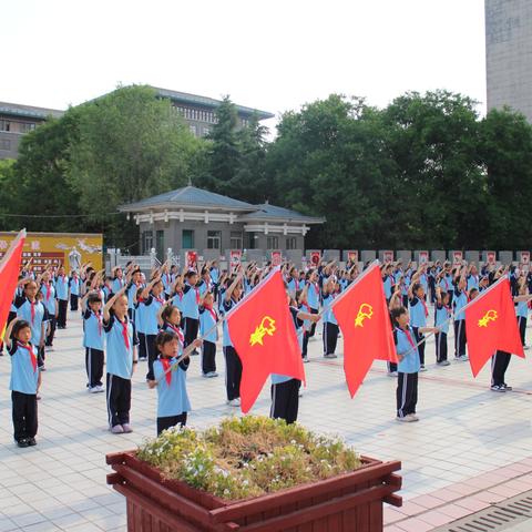 牢记党的教导 争做强国少年 ——扶风小学一年级新队员入队仪式