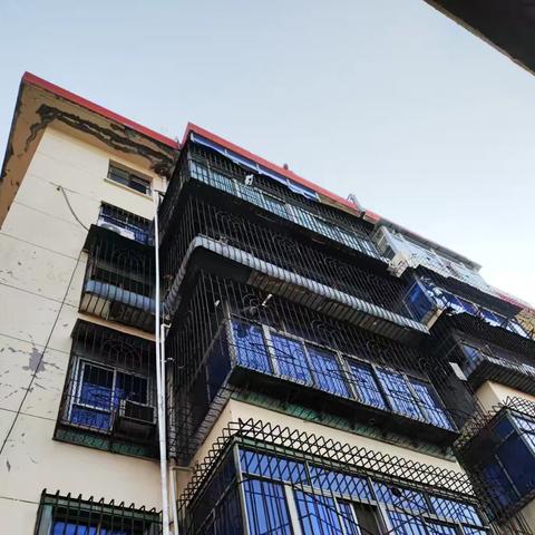 老人冲动欲跳楼轻生，网格员暖心劝慰解心结