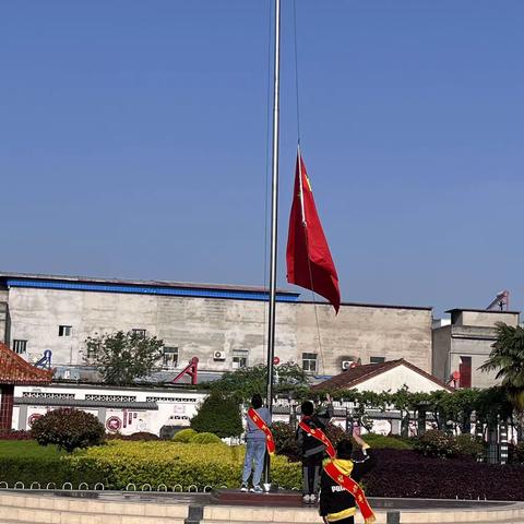 防 “溺”于未然, 安全记心间——淮滨县轻工希望小学防溺水安全教育主题升旗仪式