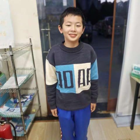 【校园新闻】 拾金不昧好少年 传承美德我先行