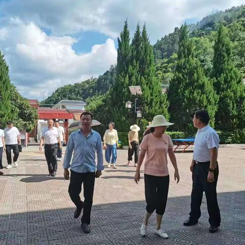 县人大调研组深入云盖寺镇初级中学调研城区教育改簿提升项目建设情况