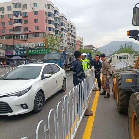 我为群众办实事丨溪湖交警：安装中央隔离护栏规范道路交通秩序