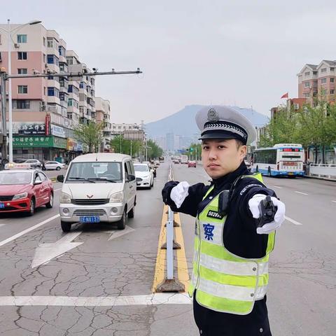 五一我在岗丨溪湖交警执勤忙，坚守岗位保平安