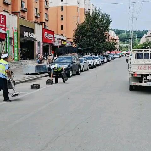 夏季行动丨溪湖交警清理道路私设地桩 市民拍手称赞