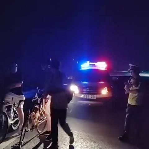 夜间公路骑行存隐患，溪湖交警及时劝阻保安全